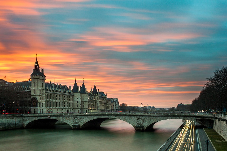 La conciergerie et le pont au Change à Paris 